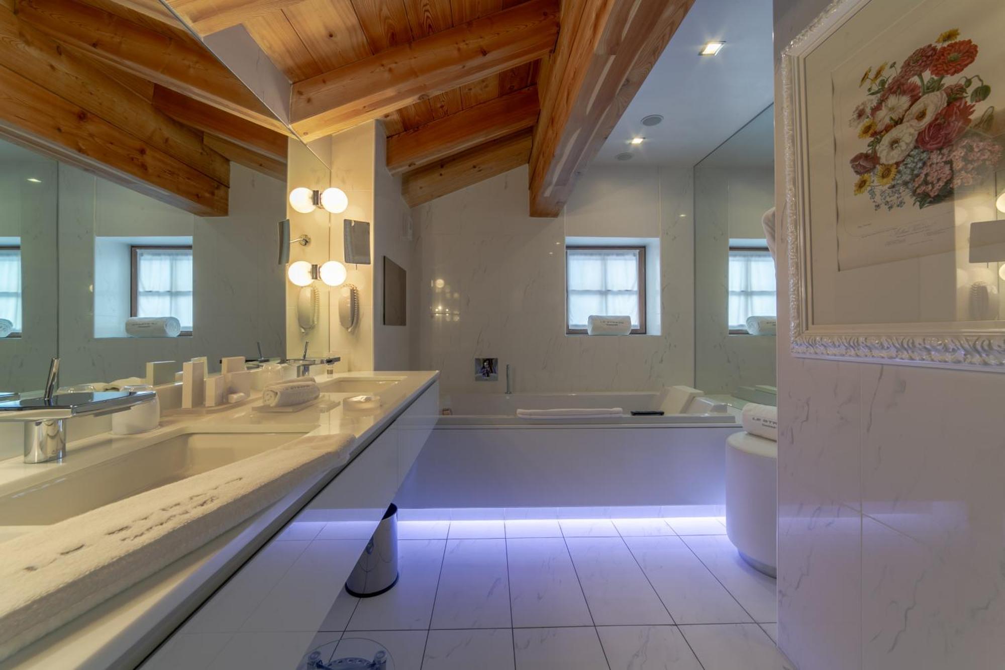 Le Strato Hotel 5*